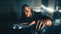 Jackie Welles de Cyberpunk 2077 apunta con un arma futurista.