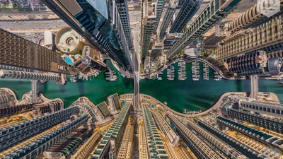 Vue aérienne d'une métropole urbaine vibrante avec des gratte-ciel, une marina et des voies navigables complexes.