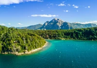 Vista aérea de tirar o fôlego do Lago Nahuel Huapi cercado por florestas exuberantes e montanhas majestosas na Argentina