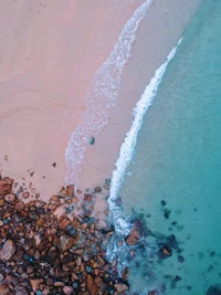 Plage tranquille avec sable doux et vagues douces