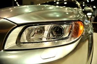 Faros de elegante coche deportivo Volvo en el salón del automóvil