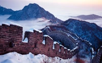 Grande Muraille de Chine enneigée contre un paysage montagneux majestueux