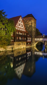 Architecture historique reflétée dans un cours d'eau tranquille au crépuscule