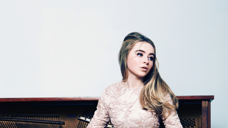 Блондинка в кружевном платье сидит на пианино (сабрина карпентер, sabrina carpenter, певец, знаменитость, женщины)