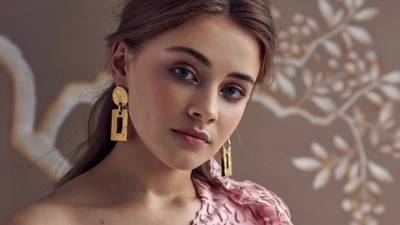 Retrato sofisticado de Josephine Langford con atuendo elegante y pendientes llamativos