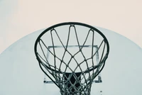 Aro de baloncesto contra un cielo despejado