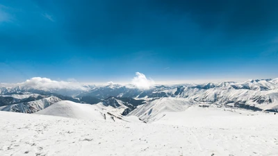 Majestosa cadeia de montanhas cobertas de neve sob um céu azul claro