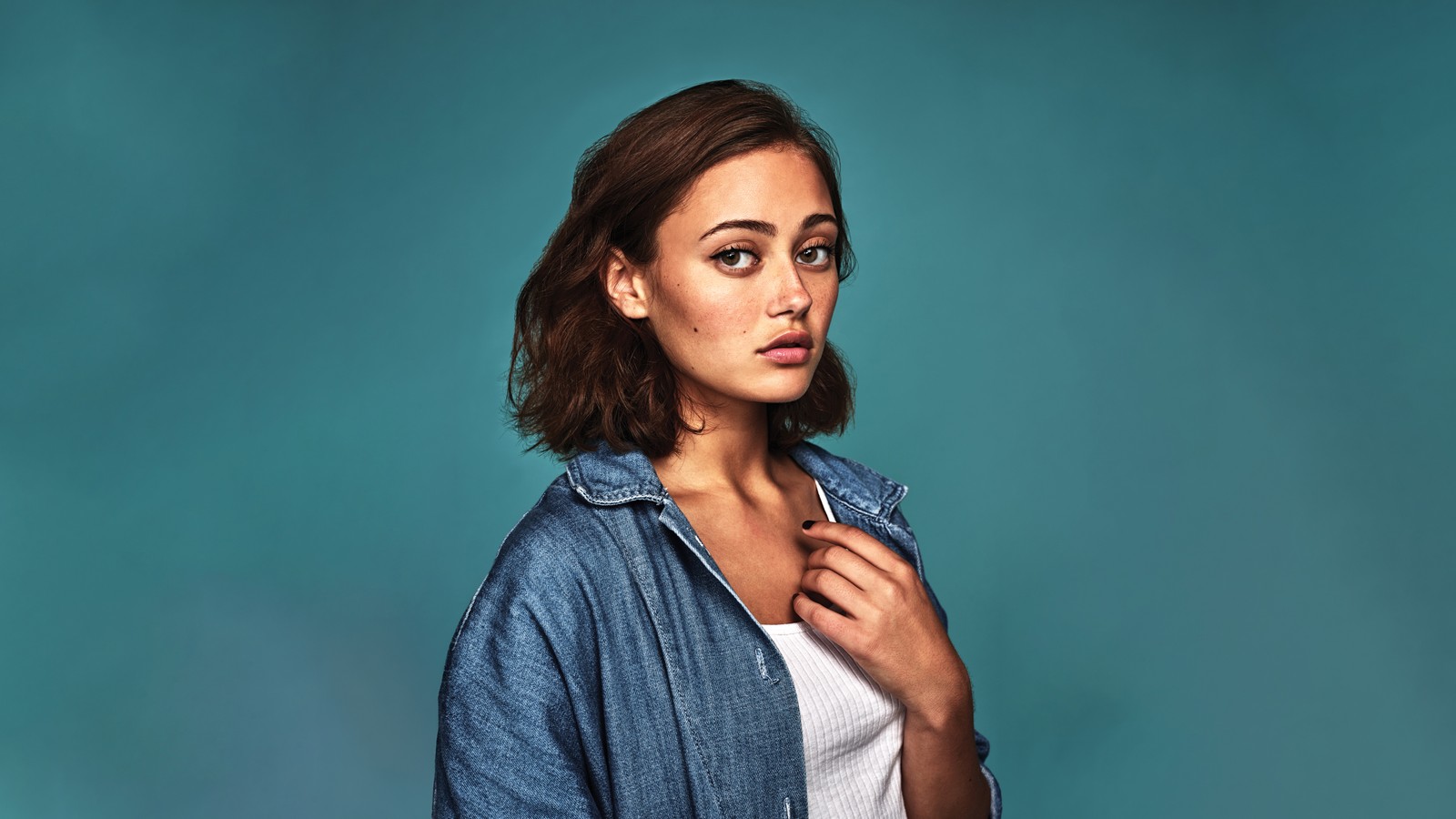 Une femme en veste en jean pose pour une photo (ella purnell, cyan pastel, actrice anglaise, 5k, gens)