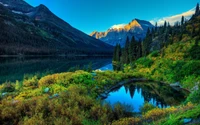 Paisaje montañoso sereno con reflejos en un estanque tranquilo