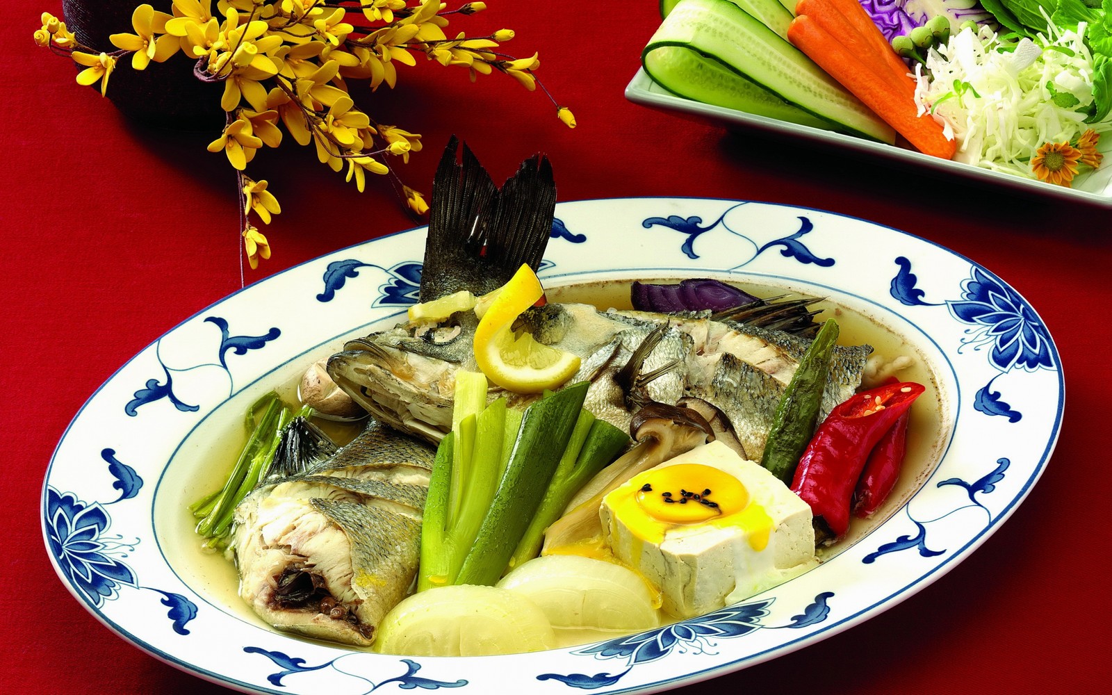 Hay un plato de comida con pescado y verduras en él (plato, verdura, mariscos, comida, especias)