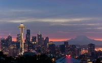 Skyline von Seattle bei Sonnenaufgang: Ikonische Space Needle vor buntem Horizont