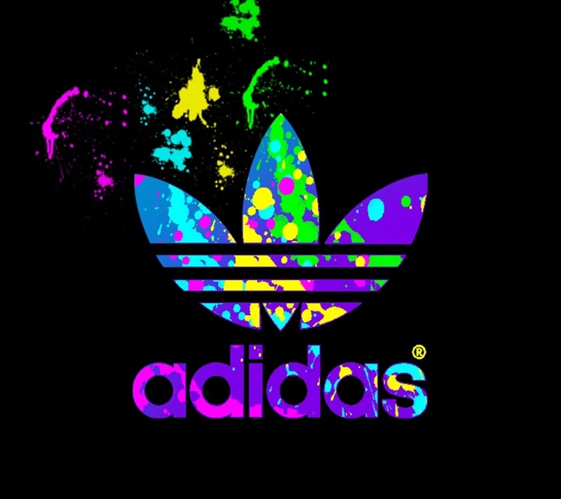 Крупный план цветного логотипа adidas на черном фоне (хороший, обои)