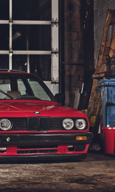 Carro BMW vermelho na garagem de tuning