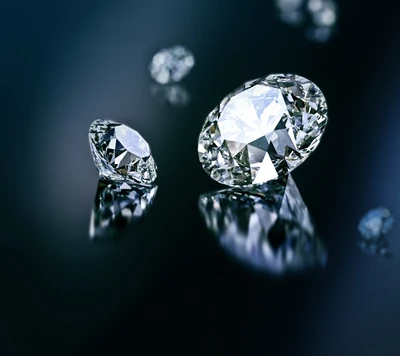 Diamants radieux sur une surface sombre