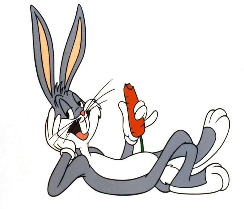 Персонаж мультфильма, лежащий на земле с морковкой во рту (багз банни, bugs bunny, мультфильмы)