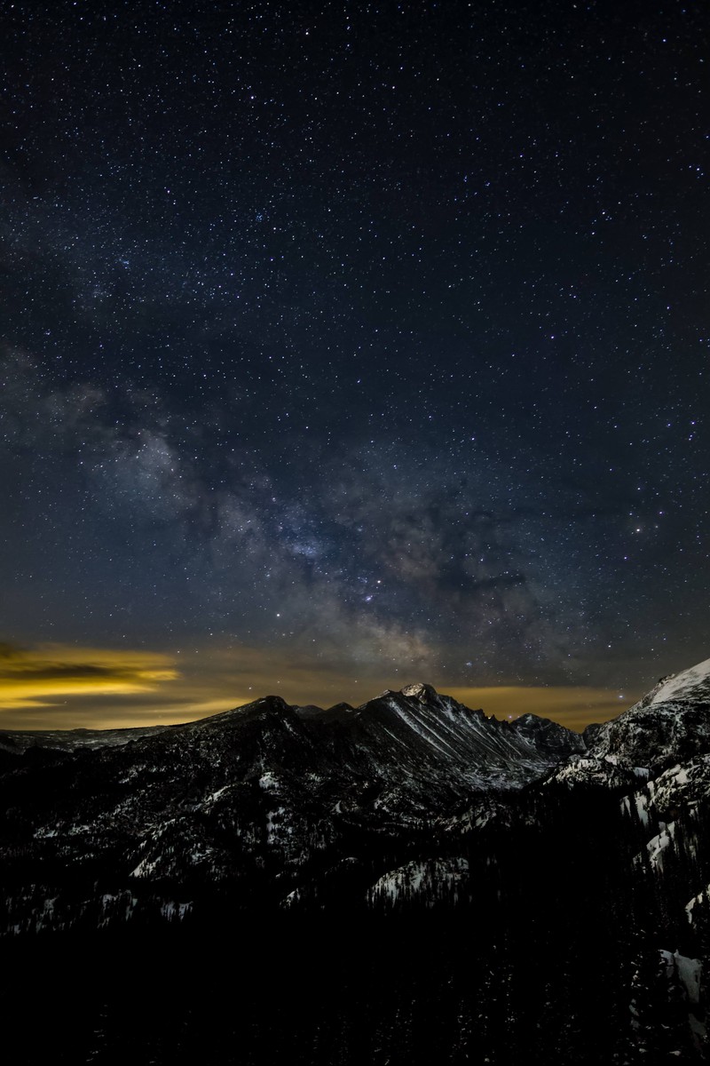 Звездное небо над горным хребтом с несколькими облаками (яблоко, estes park, галактика, млечный путь, гора)