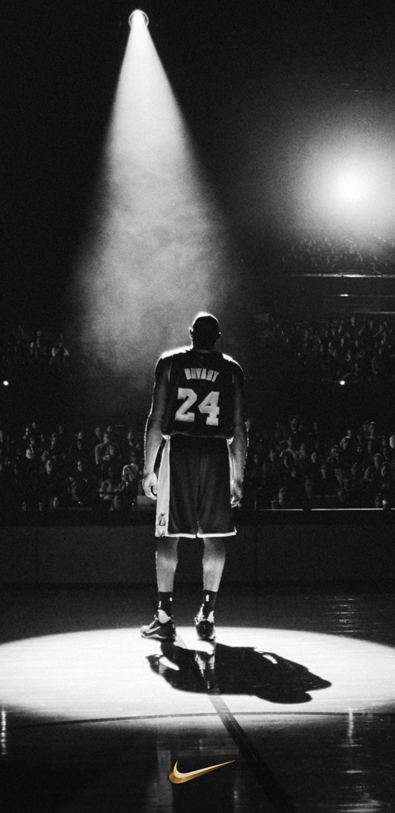 Imagen isométrica de un jugador de baloncesto de pie en una cancha con un balón (baloncesto, blanco y negro, kobe, kobe bryant, lakers)