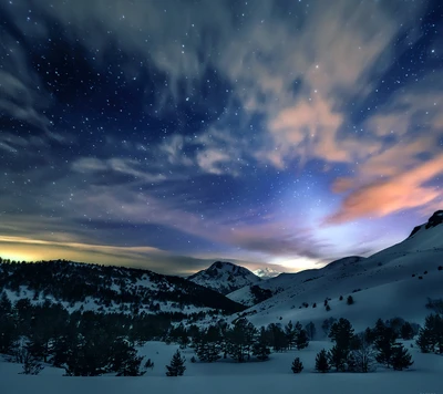 Montañas nevadas iluminadas por estrellas al atardecer