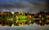 Reflexiones de otoño sobre un sereno paisaje de fiordo