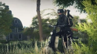 Joueur furtif sur trottinette dans la nature de PUBG