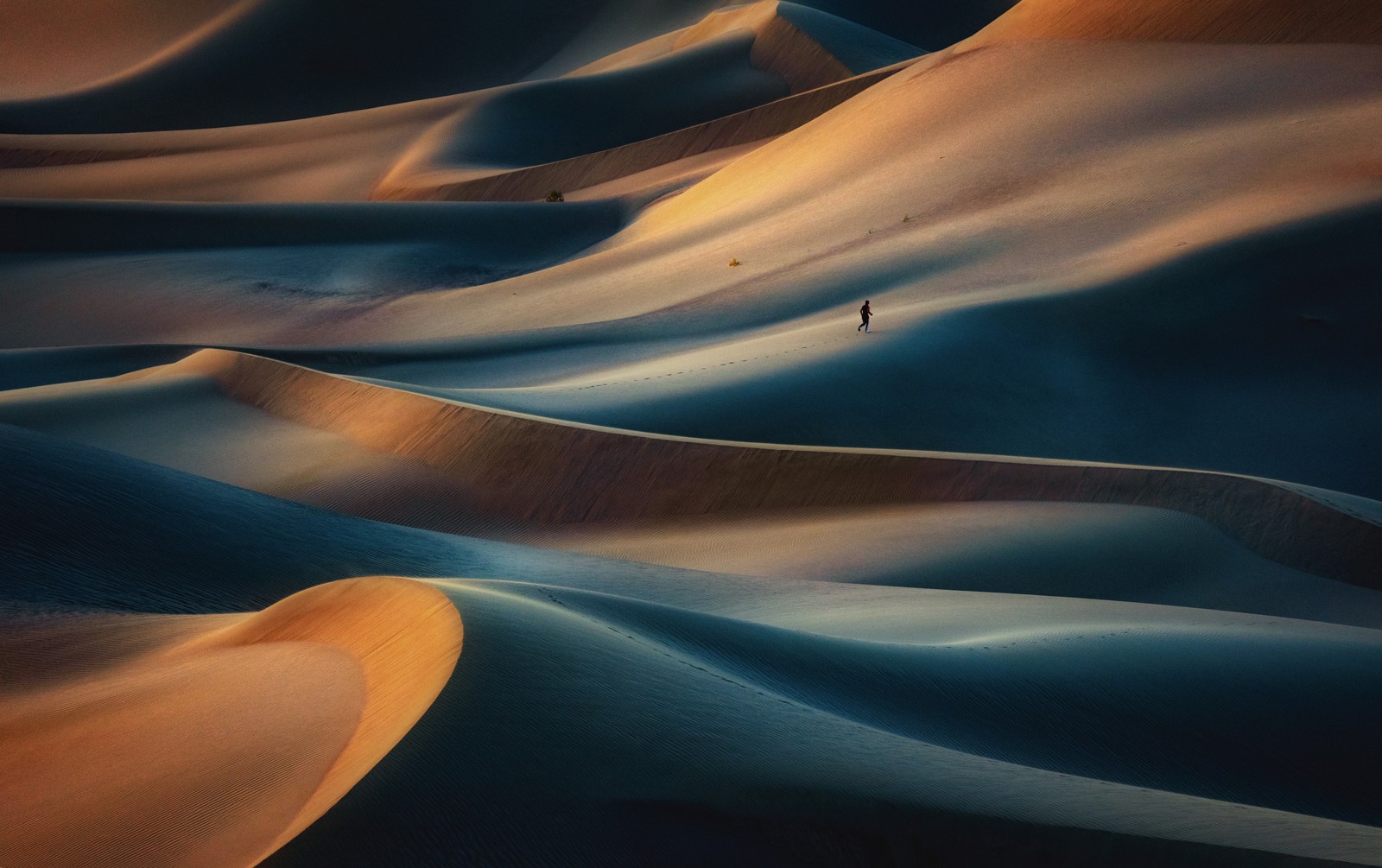 Une personne seule marche à travers les dunes du désert au coucher du soleil (khara desert, dunes de sable, paysage, seul, 5k)