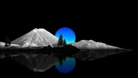 Montagnes majestueuses sous le reflet d'une lune bleue