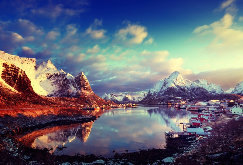 Ароматные горные вершины с водоемом и маленьким городом (лофотены, lofoten, фьорд, зима, природный пейзаж)