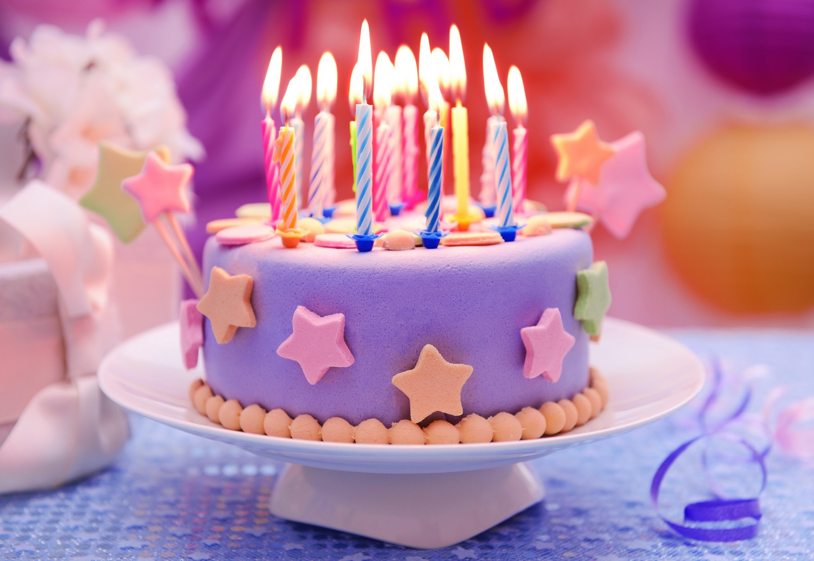 Il y a un gâteau d'anniversaire avec des bougies sur une table (gâteau danniversaire, gâteau, anniversaire, cupcake, décoration de gâteaux)