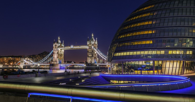 Вид на тауэрский мост и мэрию ночью (tower bridge, река темза, мост, достопримечательность, ночь)