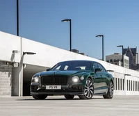 2021 Bentley Flying Spur V8 in Smaragdgrün auf urbanem Dach