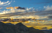 Amanecer vibrante sobre la cordillera bajo cielos coloridos