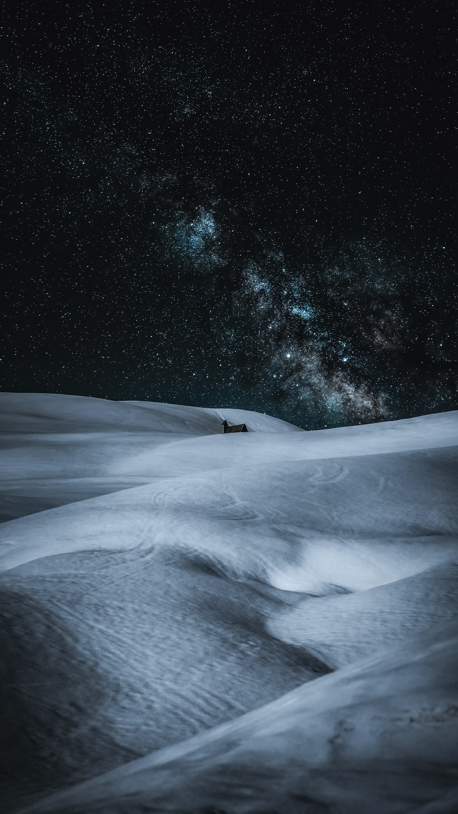 Céu estrelado à noite com um carro solitário no meio de um campo coberto de neve (noite, 2021, atmosfera, paisagem natural, mundo)