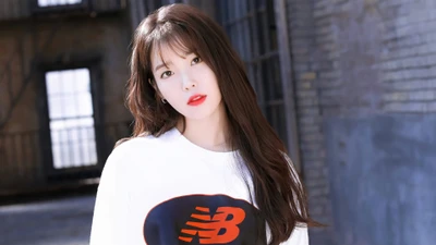 IU: Ikonischer K-Pop-Star in stylischer New Balance Mode