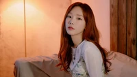 Taeyeon: Elegância Cativante e Expressão Alegre