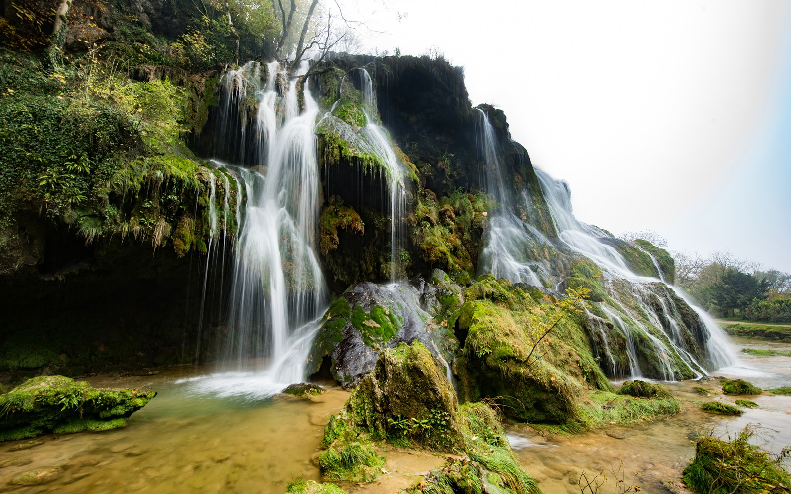 Une cascade au milieu d'une zone rocheuse avec de la mousse qui y pousse (la cascade, nature, ressources en eau, plan deau, eau)