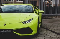 Lamborghini Huracán verde vibrante exhibido en un entorno urbano