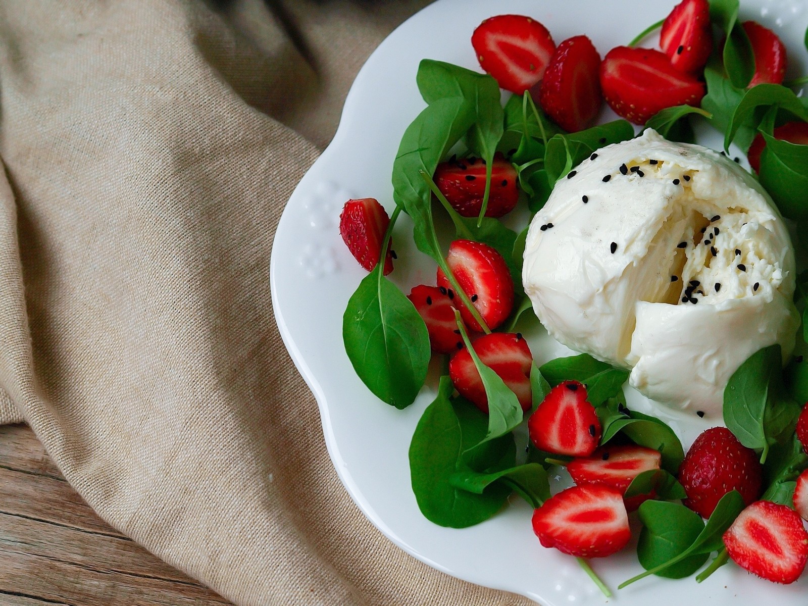 На тарелке клубника и шарик мороженого (клубника, фрукт, еда, молочный продукт, взбитые сливки)