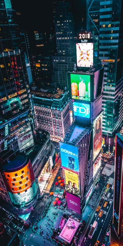 Times Square vibrante por la noche: un deslumbrante paisaje urbano de rascacielos y pantallas digitales.