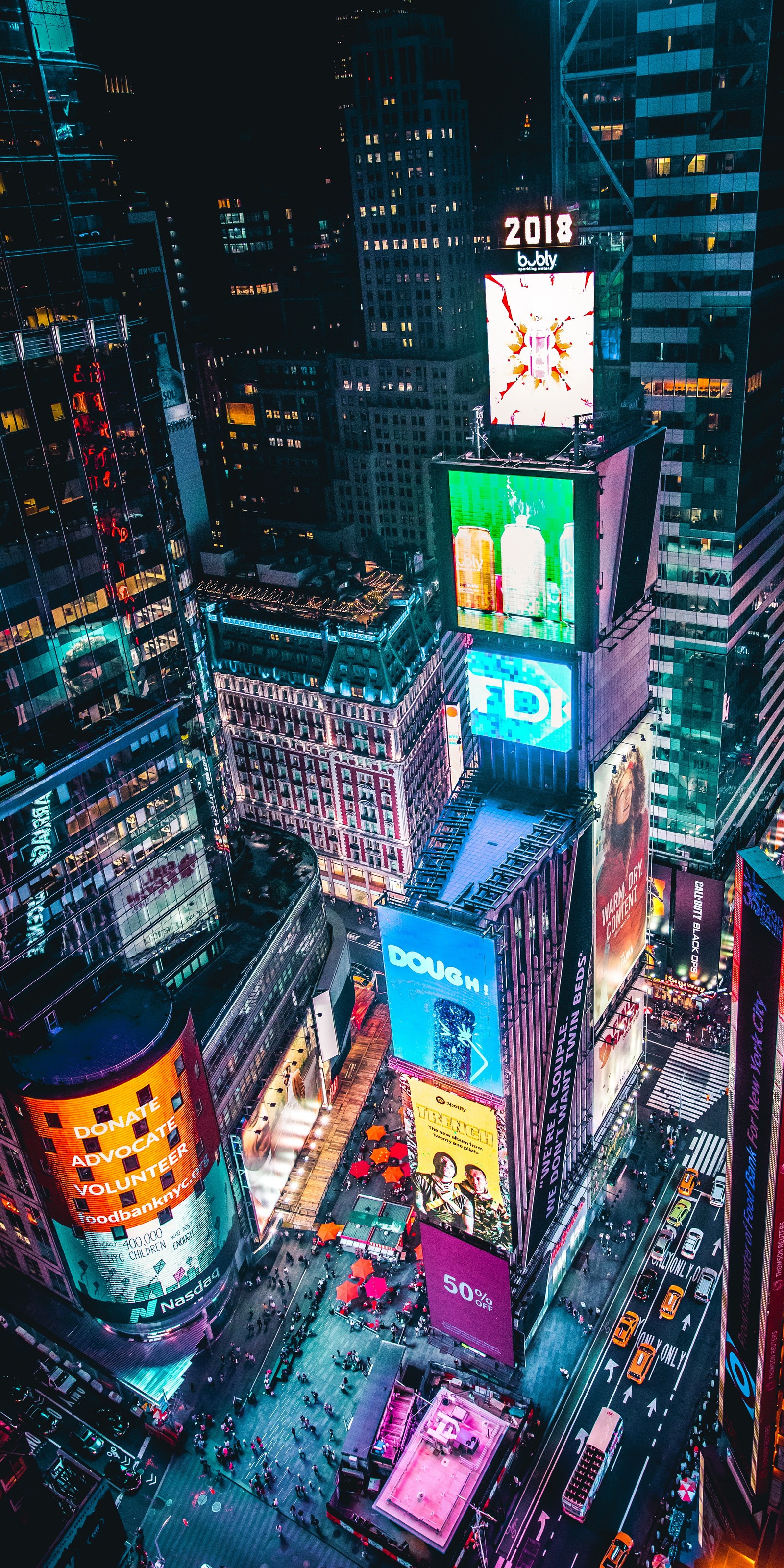 Искусственная фотография города ночью с неоновыми вывесками (таймс сквер, times square, ночь, город, здание)