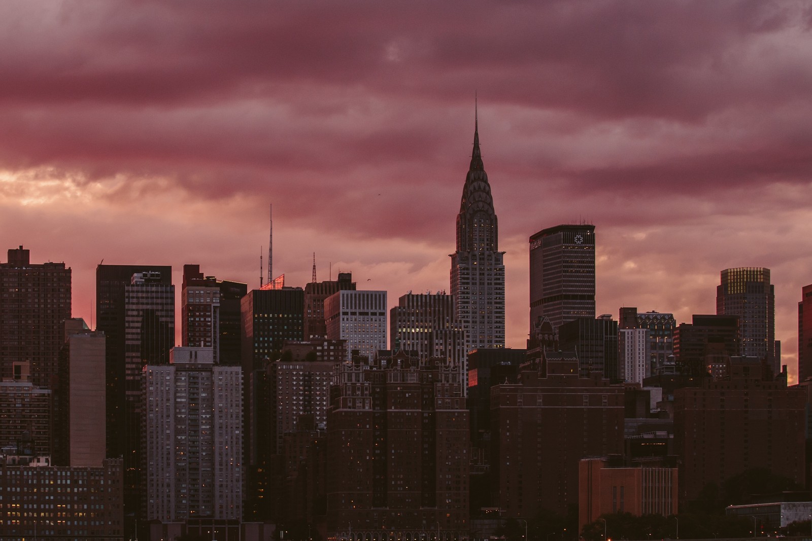 Vue spectaculaire d'une ligne d'horizon de la ville avec un ciel rouge (spotify, nuage, gratte ciel, bâtiment, atmosphère)