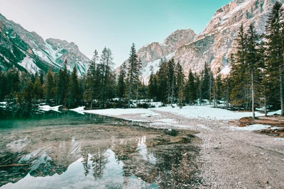 Paisaje invernal tranquilo con montañas cubiertas de nieve y aguas reflectantes