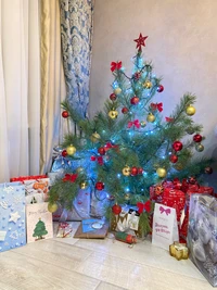 Árbol de Navidad decorado festivamente rodeado de regalos