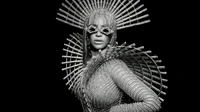 Beyoncé em um deslumbrante conjunto monocromático adornado com detalhes intrincados, contra um fundo preto, capturando uma impressionante mistura de moda e arte.