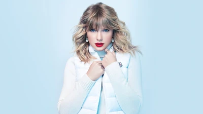 Taylor Swift: Iconica Cantante Americana en un Elegante Conjunto Blanco