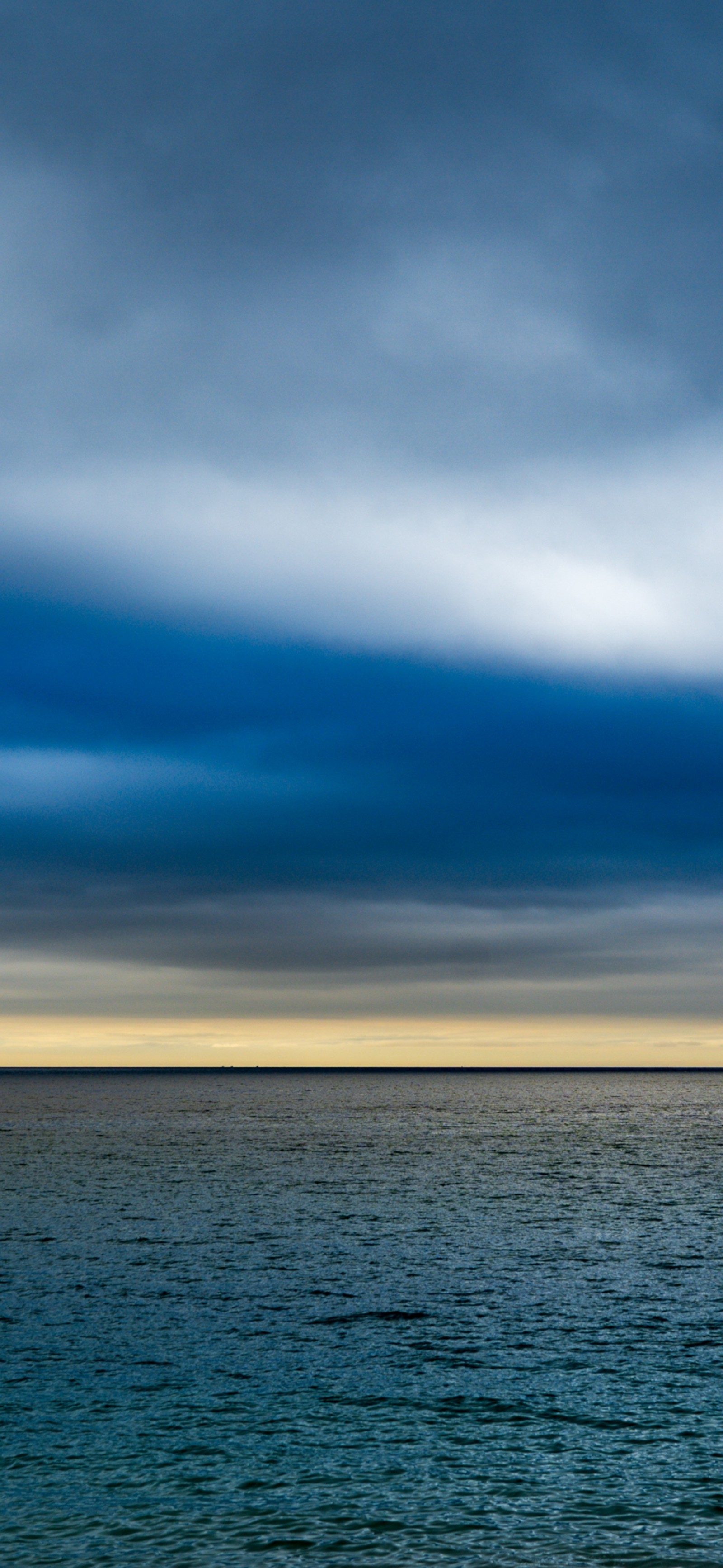 Vue arabe d'un bateau dans l'océan au coucher du soleil (nuage, eau, atmosphère, ressources en eau, journée)