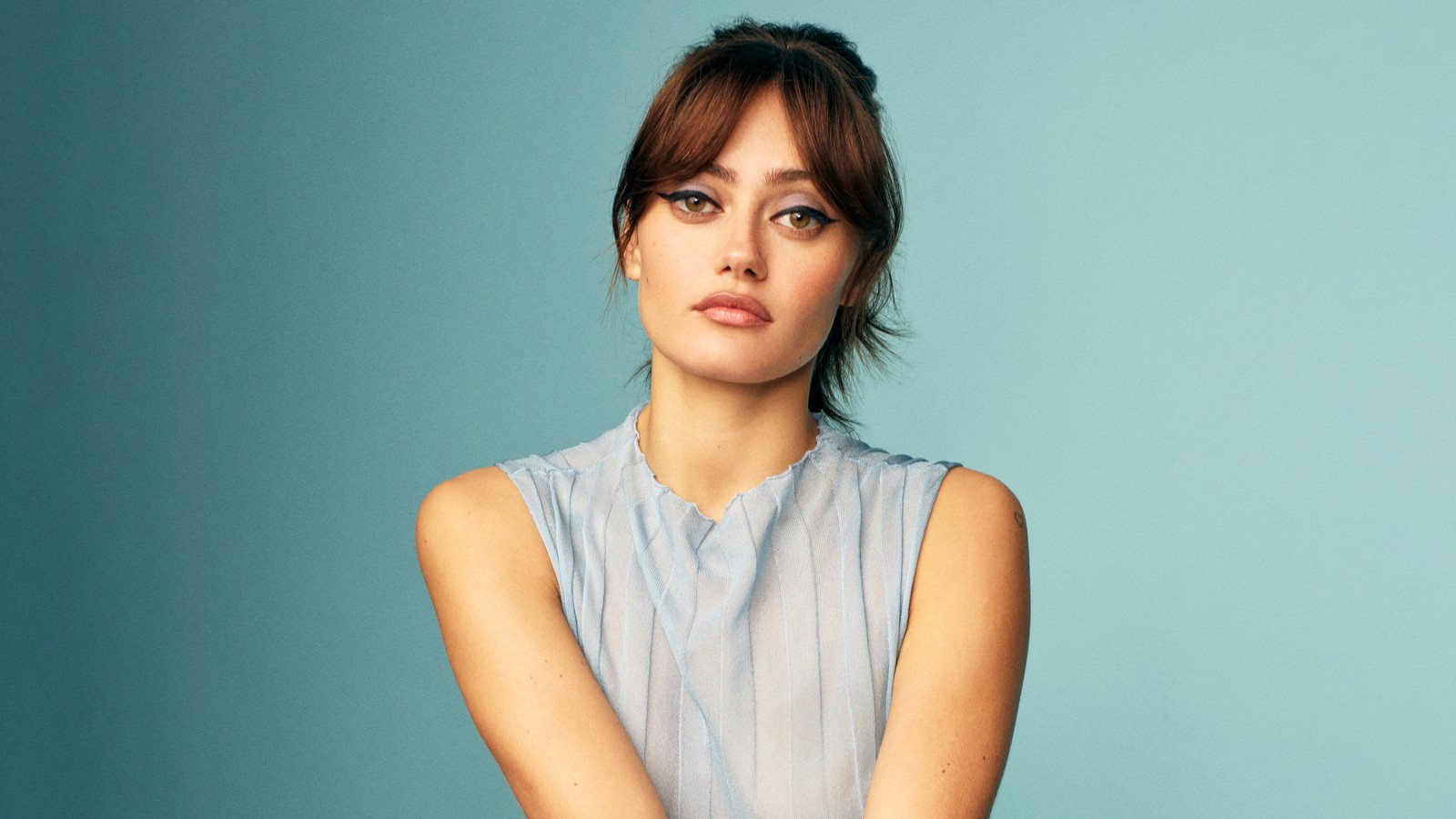 Une femme en chemise bleue posant pour une photo (ella purnell, 8k, portrait, 5k, actrice anglaise)