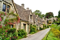 Encantadoras casas de campo de Cotswold em Bibury, Londres: Uma pitoresca aldeia medieval.