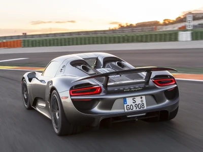 Porsche 918 Spyder: La Cima de la Ingeniería de Rendimiento de Lujo