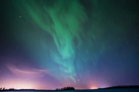 Faszinierende Aurora über einem ruhigen Horizont