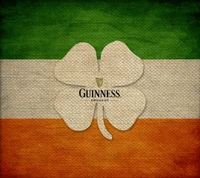 Guinness Draught auf einem Jute-Shamrock und irischer Flagge Hintergrund